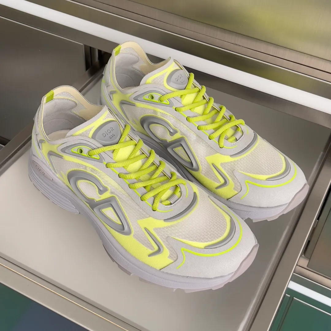 [DIOR] P: 560💰 Men's 39-44 (customized at 45.46) Dior Dior B30 series Countdown technology sneakers casual dad shoes This B30 Countdown technology sneaker is a new product in the 2026 spring men's wear series. The sports silhouette combines high-end logos and technological performance, making it unique. Lightweight and comfortable, it's inspired by modern running and crafted from materials like white and gray N30 nylon, a breathable technical fabric with multiple layers of translucence. Decorated with navy blue injection molded rubber panels and a graphic reinterpretation of the CD30 logo to enhance the style. Rubber Dior B30 and CD30 logos on the tongue and backside. The textured-effect sole is made from elastic rubber and foam and features classic details for ideal comfort. Can be matched with sportswear and casual outfits to create a sophisticated look. Exquisite packaging at the delivery counter 🛍📦 ▪️Fabric: original customized technical fabric + mesh ▪️Inner lining: customized breathable lining ▪️Outsole: original molded IP foam + TPU outsole ▪️Insole thickness: 3.5CM
